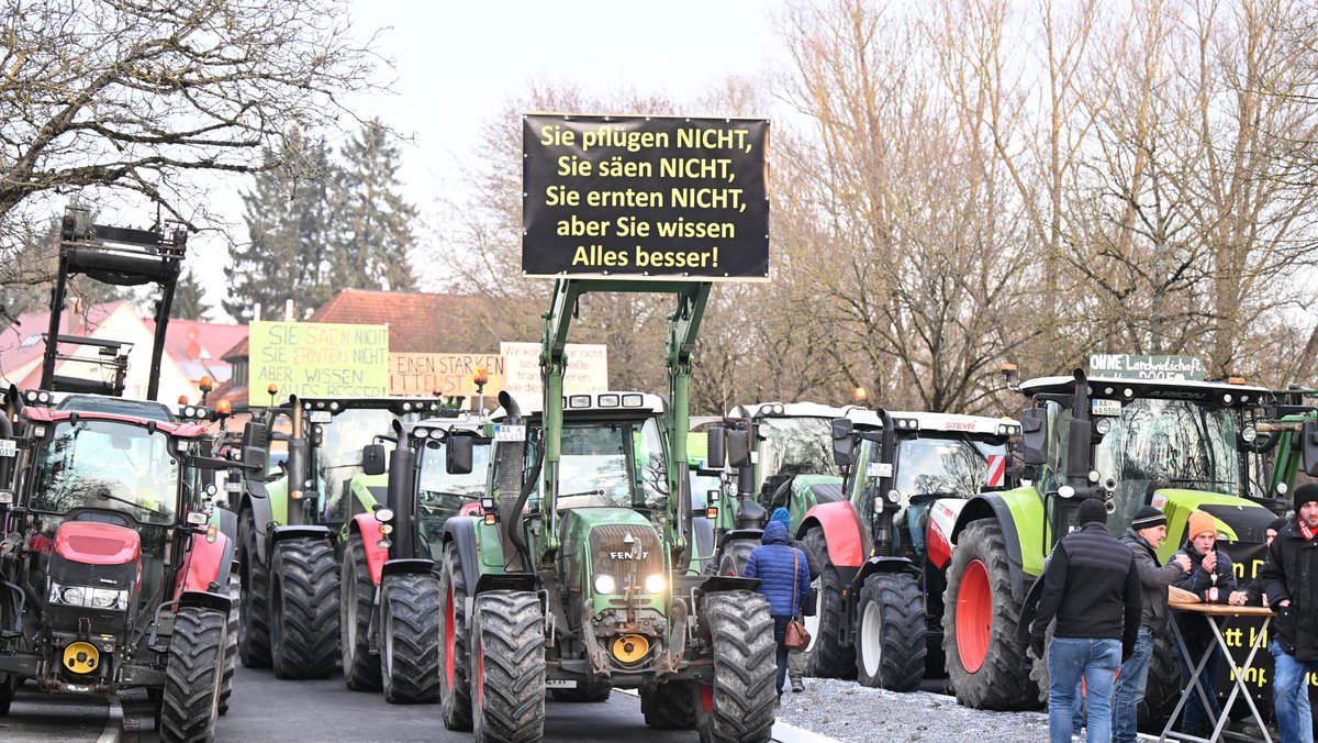 Landwirte demonstrieren mit Traktoren und Plakaten gegen die Agrarpolitik der Bundesregierung