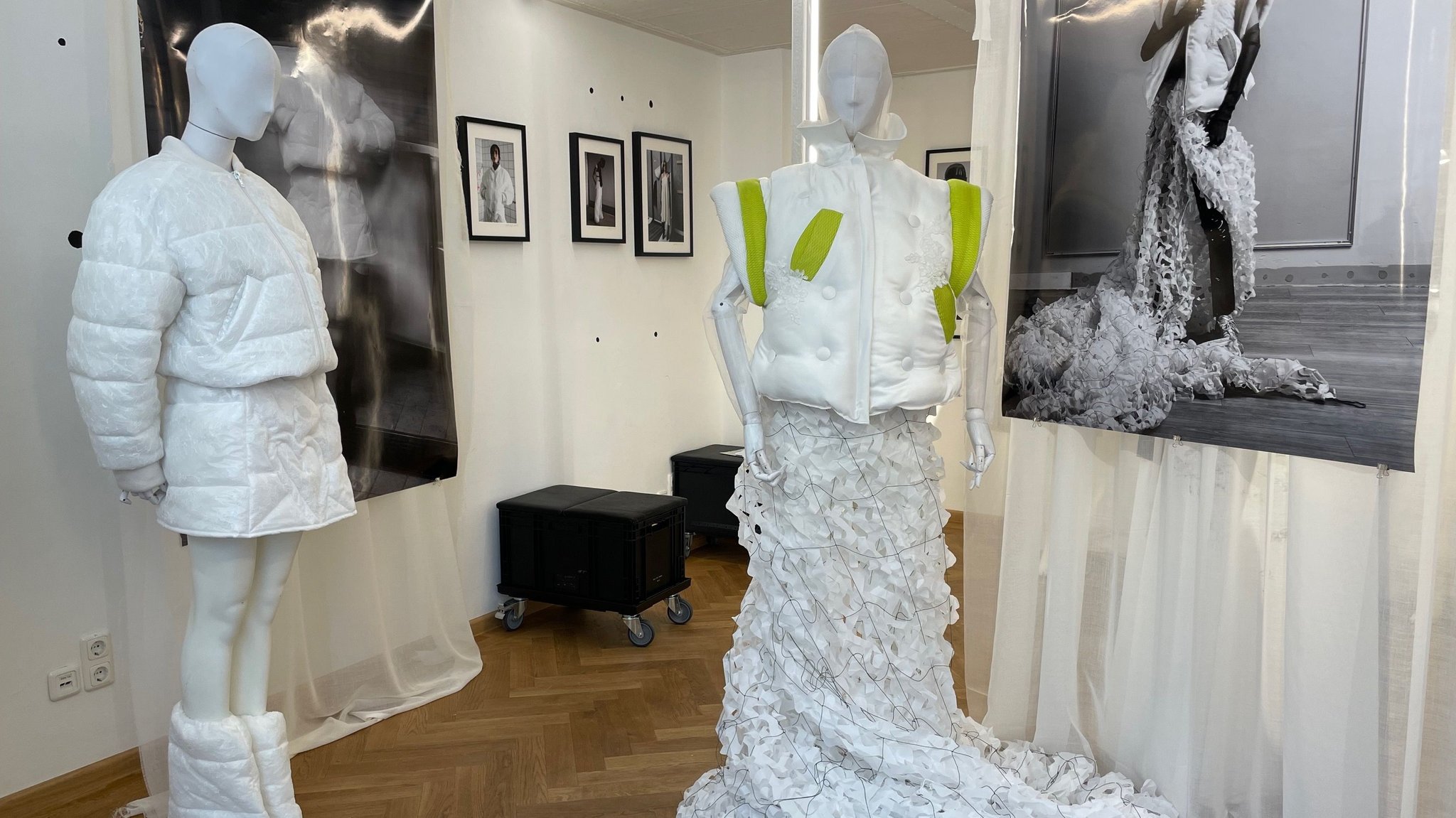 Zwei Exemplare der Ausstellung, die aus Brautkleidern entstanden sind