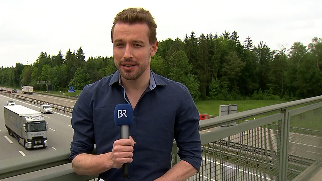 BR-Reporter Manuel Rauch am Hofoldinger Forst an der A8 südlich von München