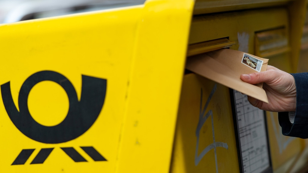 Mann wirft frankierten Brief in einen Briefkasten | Bild: dpa-Bildfunk Mann wirft frankierten Brief in einen Briefkasten