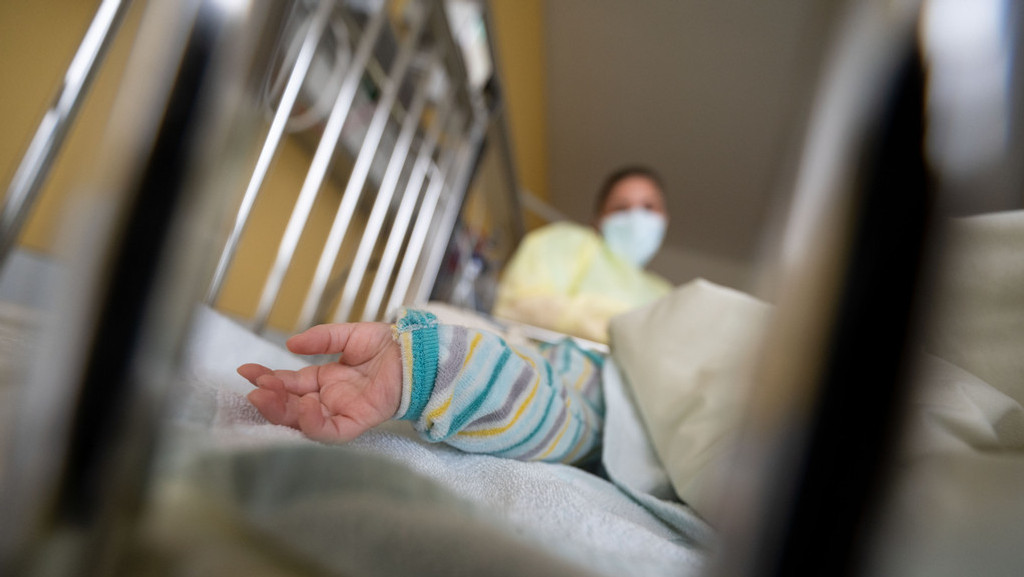 Ein am Respiratorischen Synzytial-Virus (RS-Virus oder RSV) erkrankter Patient liegt auf einer Kinderstation | Bild: dpa/ picture alliance Ein am Respiratorischen Synzytial-Virus (RS-Virus oder RSV) erkrankter Patient liegt auf einer Kinderstation