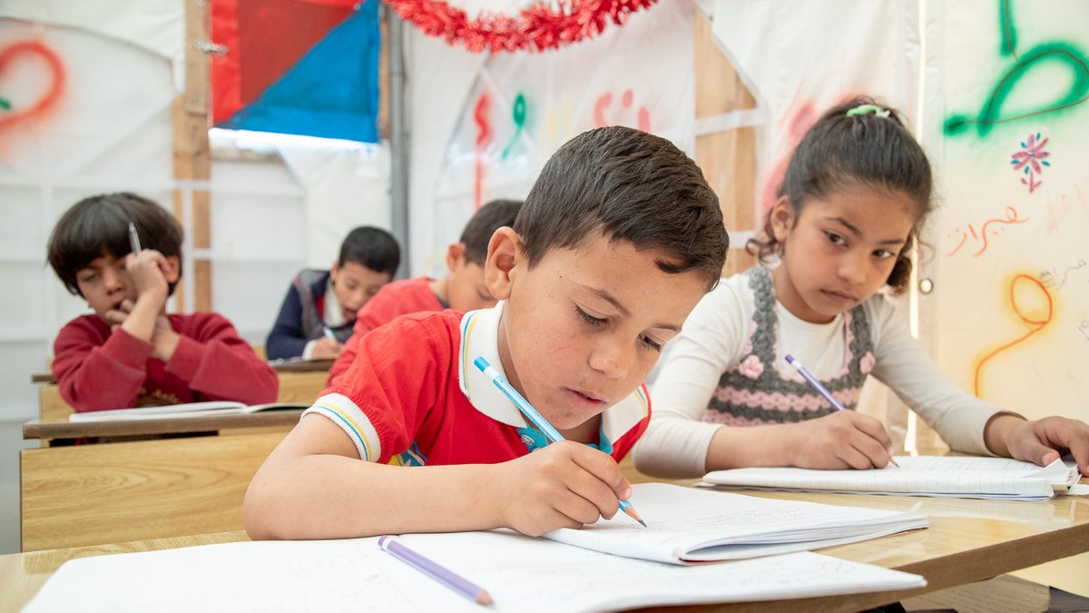 Geflüchtete Kinder lernen in Zeltschulen im Libanon und in Syrien in ihren provisorischen Camps.