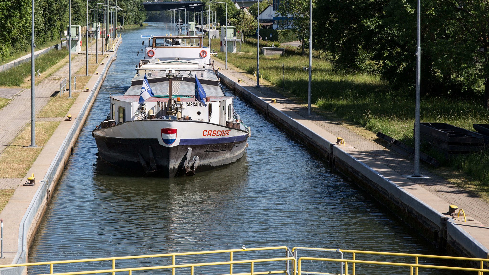 Ein Binnenschiff in der Schleuse bei Limbach am Main-Donau-Kanal