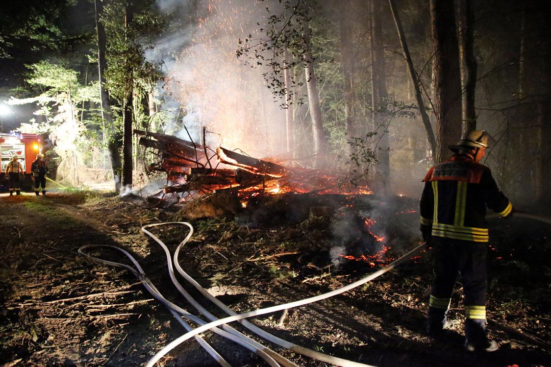 Feuerwehr Loscht Waldbrand Bei Heigenbrucken Im Spessart Br24