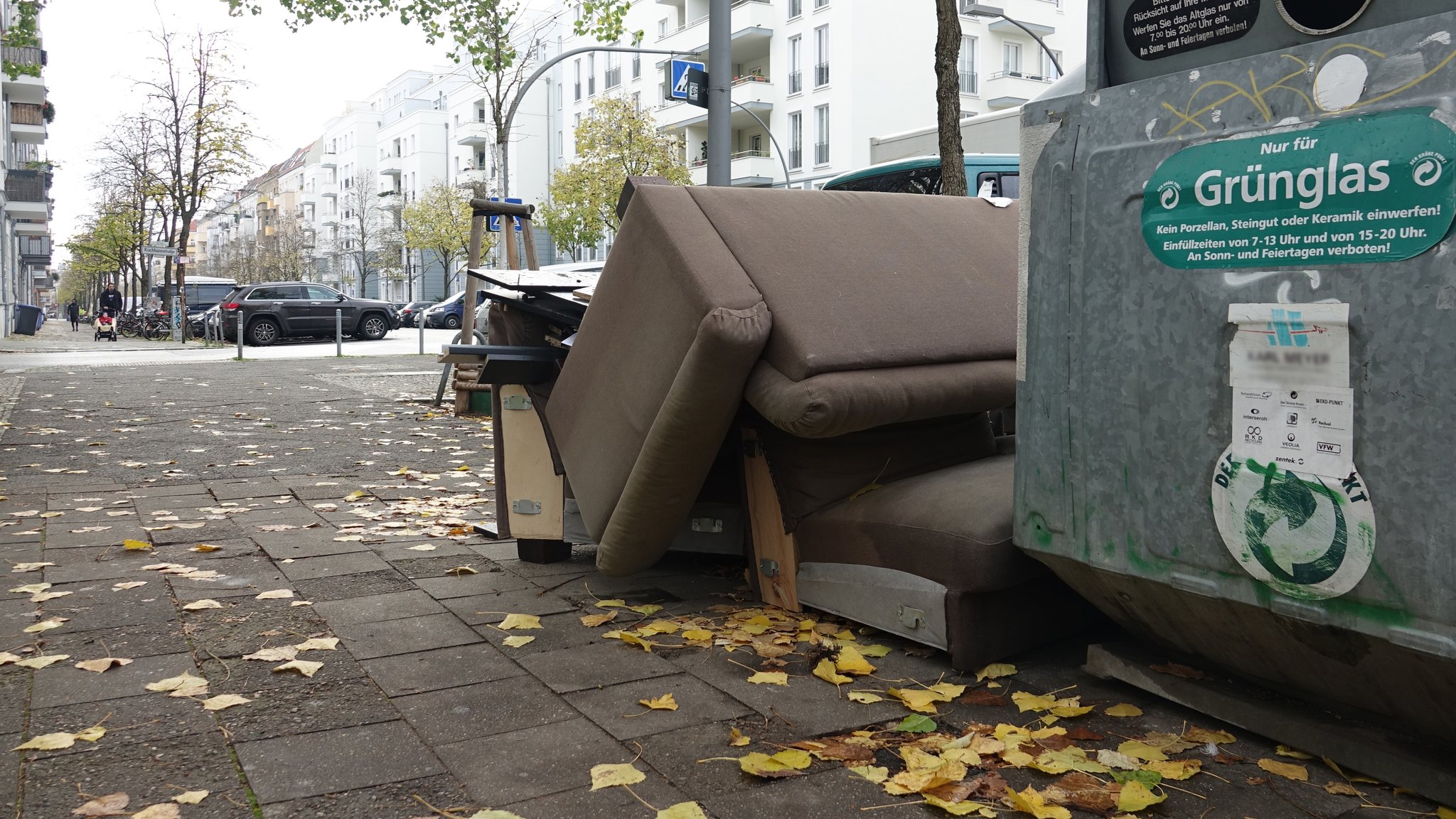 Eine illegal entsorgte Couch steht an einem Glascontainer. | Bild: picture alliance/dpa | Alexandra Schuler Eine illegal entsorgte Couch steht an einem Glascontainer.