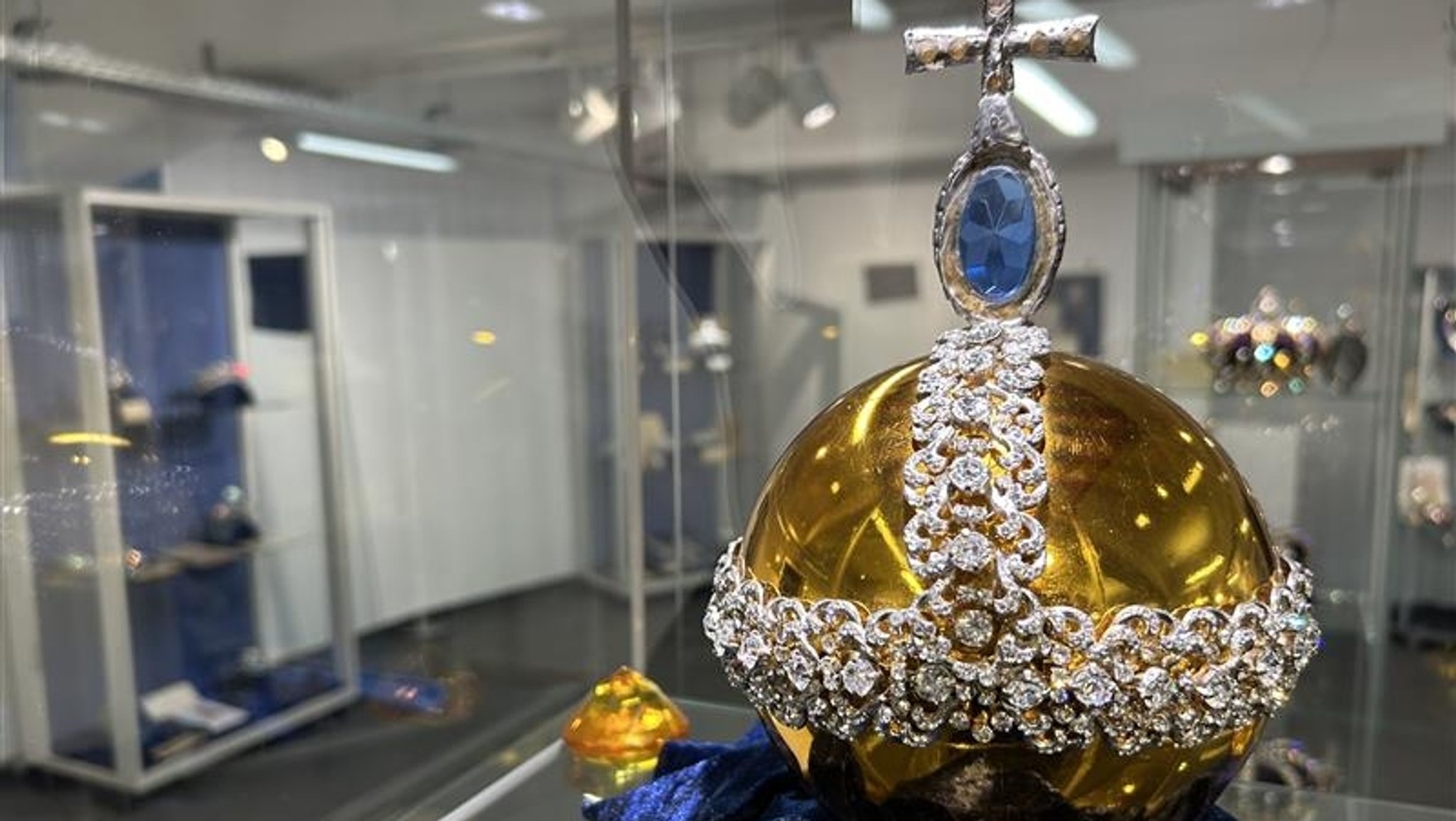 Replik eines russischen Reichsapfels in der Kronjuwelen-Ausstellung in Mitterteich.