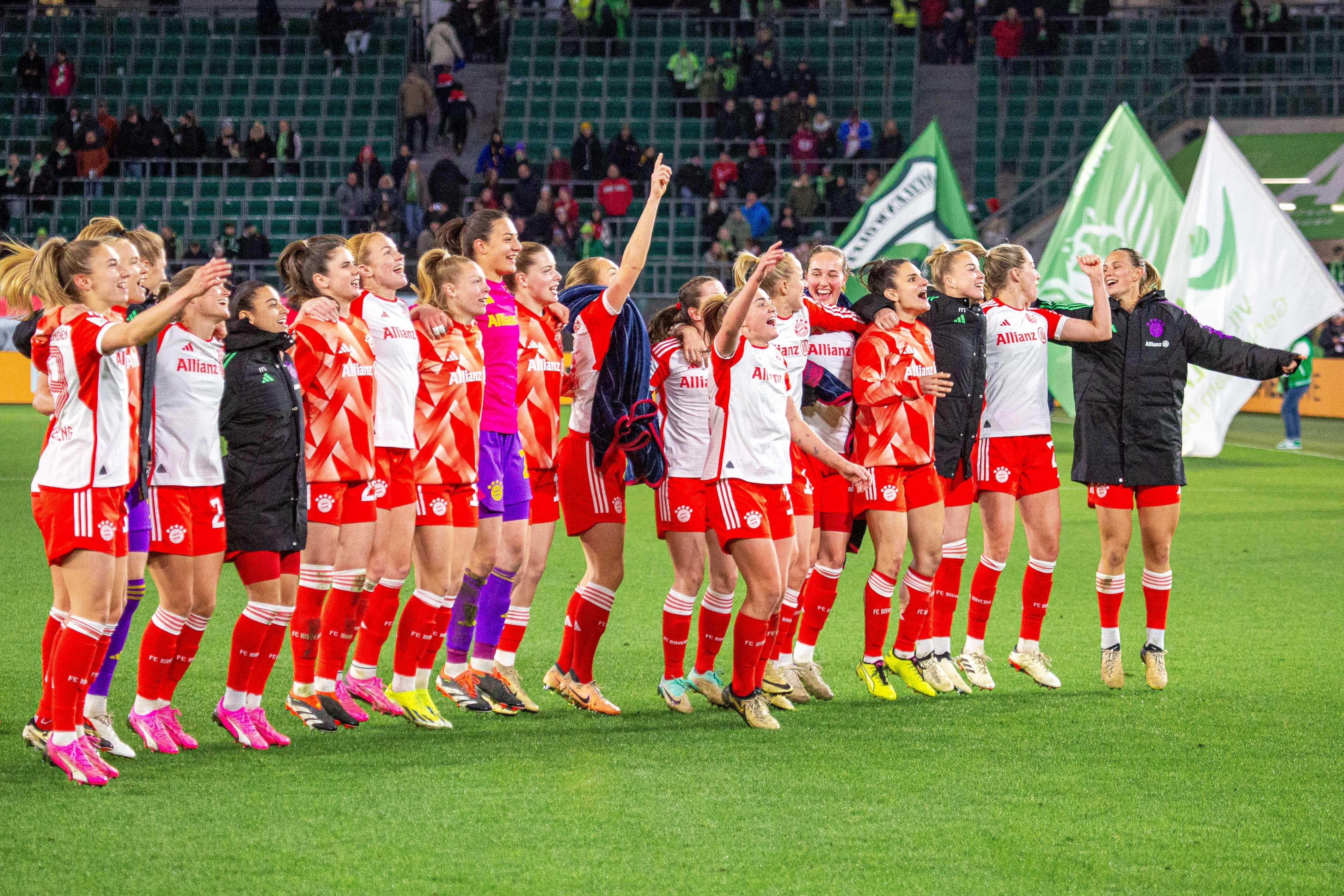 FC Bayern Frauen feiern den Sieg beim VfL Wolfsburg
