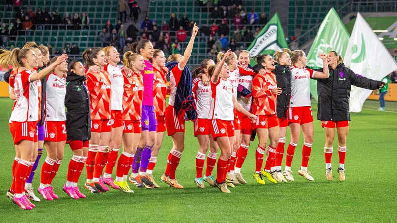 FC Bayern Frauen feiern den Sieg beim VfL Wolfsburg