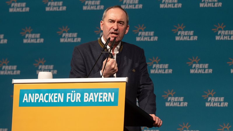 Hubert Aiwanger spricht beim Politischen Aschermittwoch. | Bild: picture alliance/dpa | Armin Weigel Hubert Aiwanger spricht beim Politischen Aschermittwoch.