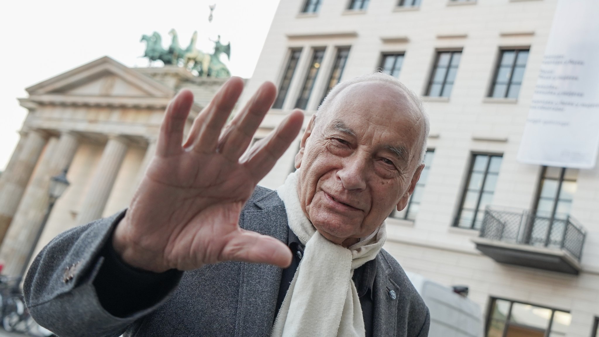 Gestikulierend vor dem Brandenburger tor