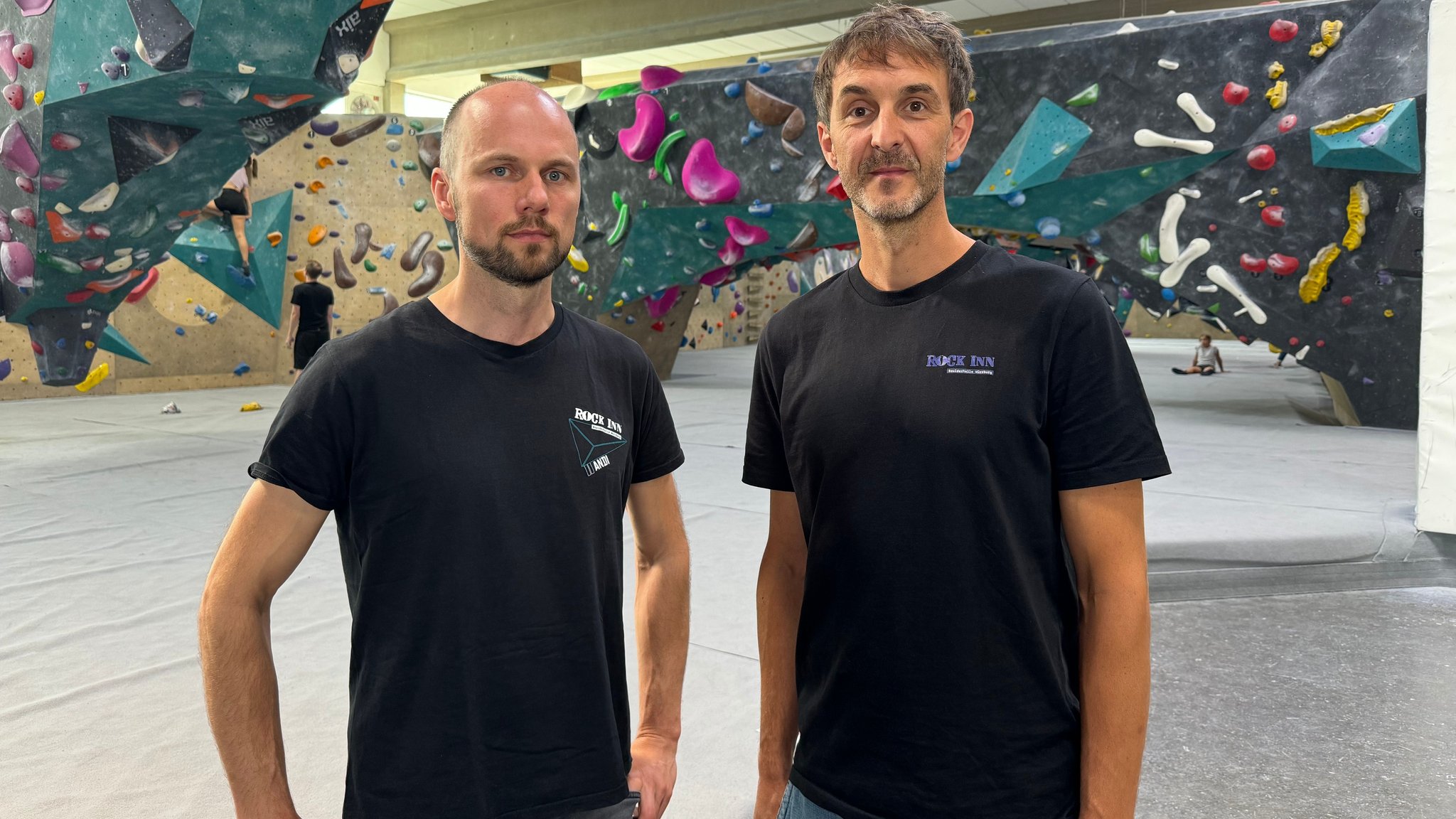 Andreas Schmitt und Thomas Meyer in der Boulderhalle "Rock Inn" in Würzburg