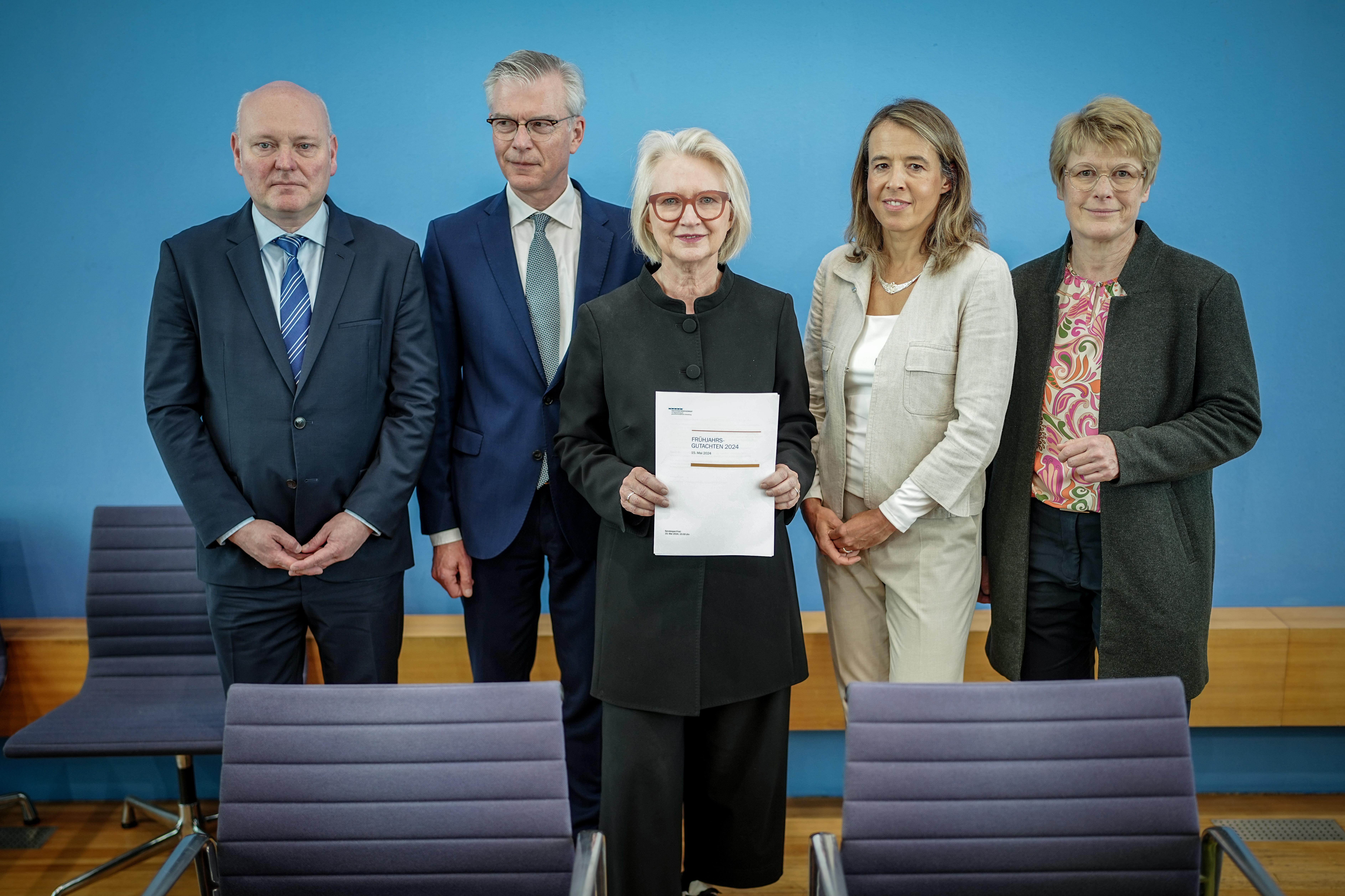 Achim Truger, Martin Werding, Monika Schnitzer, Ulrike Malmendier und Veronika Grimm (v.li.n.re) stellten das Frühjahrsgutachten 2024 vor.