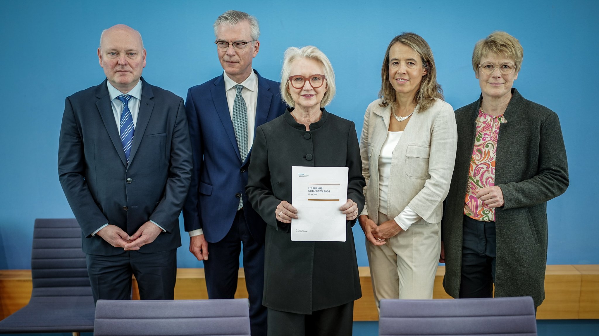 Achim Truger, Martin Werding, Monika Schnitzer, Ulrike Malmendier und Veronika Grimm (v.li.n.re) stellten das Frühjahrsgutachten 2024 vor.