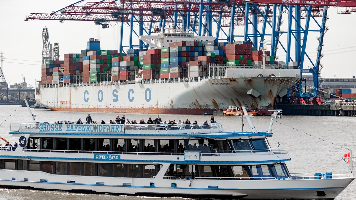 Das Hafenrundfahrtsschiff River Star fährt im Vorhafen am Containerterminal Tollerort vorbei, an dem die COSCO Harmony beladen wird.