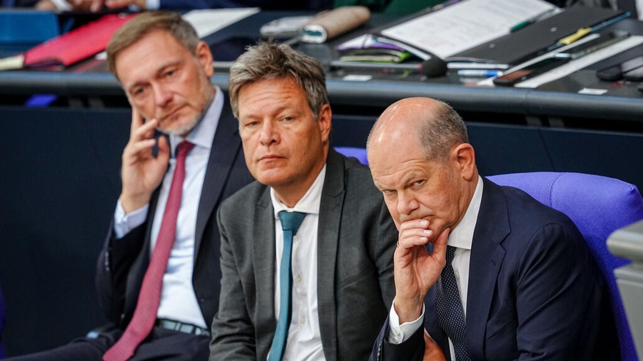 ARCHIV - 06.06.2024, Berlin: Christian Lindner (l-r, FDP), Bundesminister der Finanzen, Robert Habeck (Bündnis 90/Die Grünen), Bundesminister für Wirtschaft und Klimaschutz, und Bundeskanzler Olaf Scholz (SPD) nehmen an einer Sitzung des Bundestags teil. (zu dpa: «Nicht das erste Mal: Wenn Koalitionen scheitern») Foto: Kay Nietfeld/dpa +++ dpa-Bildfunk +++