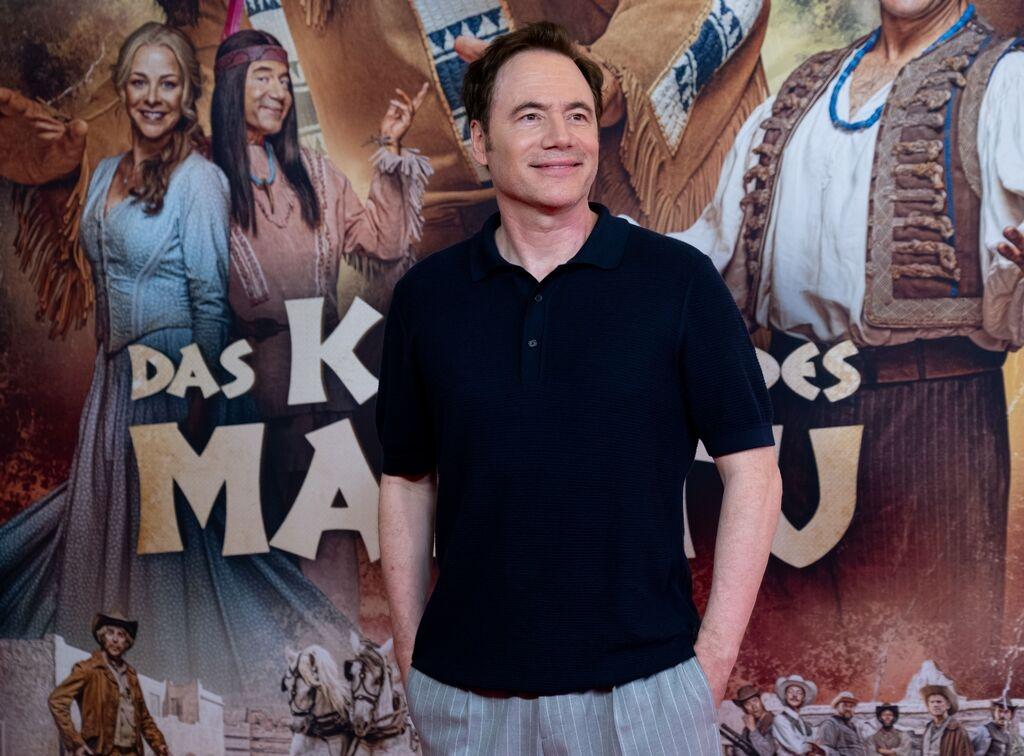ARCHIV - 12.08.2025, Bayern, München: Michael Bully Herbig, Schauspieler, kommt im Mathäser Filmpalast zu der Weltpremiere des Films „Das Kanu des Manitu“. (zu dpa: «Kinojahr 2025: Das war der erfolgreichste Film») Foto: Sven Hoppe/dpa +++ dpa-Bildfunk +++