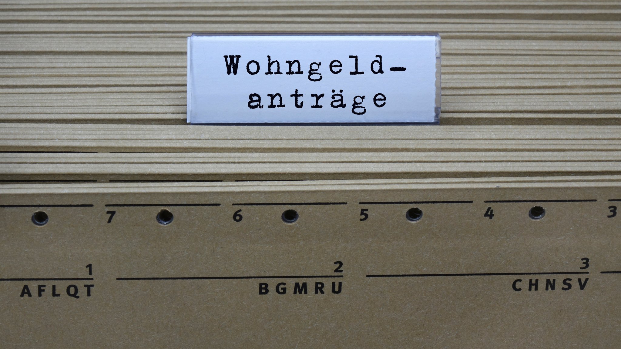 An einem Hängeregister steht der Schriftzug "Wohngeldanträge" (Symbolbild)