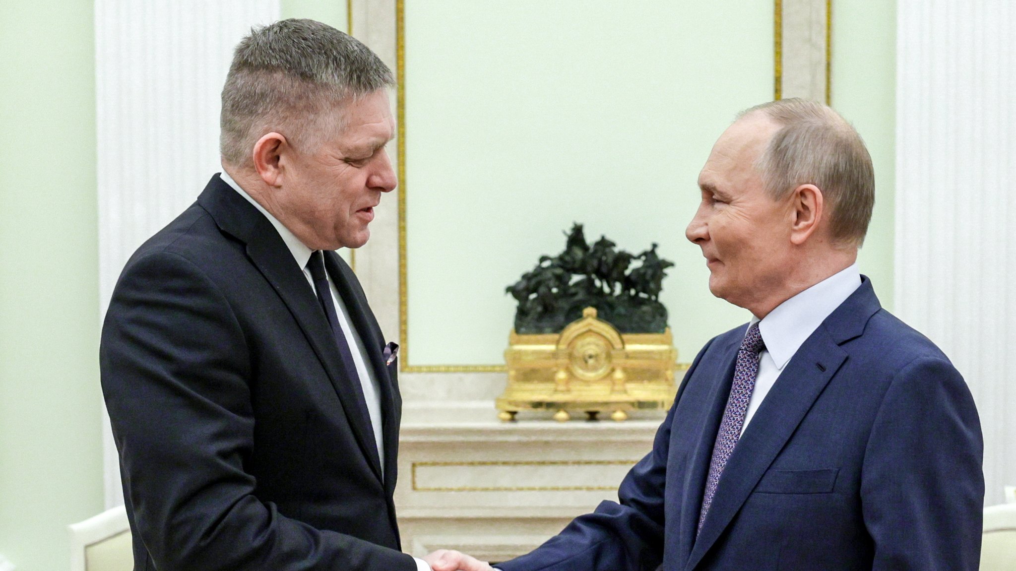 Der slowakische Ministerpräsident Robert Fico (links) und der russische Präsident Wladimir Putin geben sich bei einem Treffen im Kreml die Hand.