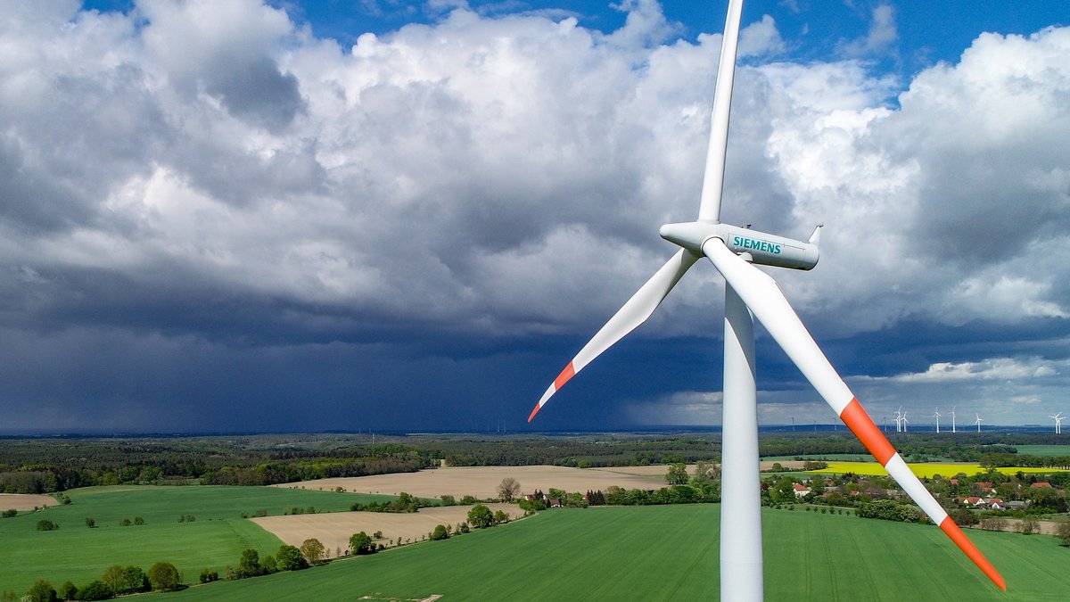 Eine Windenergieanlage des Herstellers Siemens steht auf einem Feld