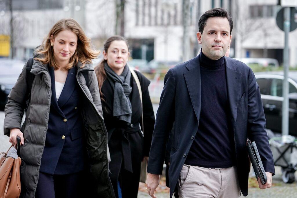 01.12.2025, Berlin: Johannes Winkel (r), Vorsitzender der Jungen Union (JU), Wiebke Winter (l), Fraktionsvorsitzende der CDU-Fraktion Bremen, und Jessica Steiner, Mitglied des CDU-Bundesvorstands, kommen zur Sitzung des CDU-Bundespräsidiums im Konrad-Adenauer-Haus. (zu dpa: «Linnemann: Winkel will Rentenpaket nicht zustimmen») Foto: Kay Nietfeld/dpa +++ dpa-Bildfunk +++
