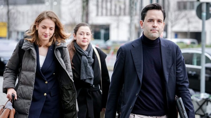 01.12.2025, Berlin: Johannes Winkel (r), Vorsitzender der Jungen Union (JU), Wiebke Winter (l), Fraktionsvorsitzende der CDU-Fraktion Bremen, und Jessica Steiner, Mitglied des CDU-Bundesvorstands, kommen zur Sitzung des CDU-Bundespräsidiums im Konrad-Adenauer-Haus. (zu dpa: «Linnemann: Winkel will Rentenpaket nicht zustimmen») Foto: Kay Nietfeld/dpa +++ dpa-Bildfunk +++ | Bild: dpa-Bildfunk/Kay Nietfeld 01.12.2025, Berlin: Johannes Winkel (r), Vorsitzender der Jungen Union (JU), Wiebke Winter (l), Fraktionsvorsitzende der CDU-Fraktion Bremen, und Jessica Steiner, Mitglied des CDU-Bundesvorstands, kommen zur Sitzung des CDU-Bundespräsidiums im Konrad-Adenauer-Haus. (zu dpa: «Linnemann: Winkel will Rentenpaket nicht zustimmen») Foto: Kay Nietfeld/dpa +++ dpa-Bildfunk +++