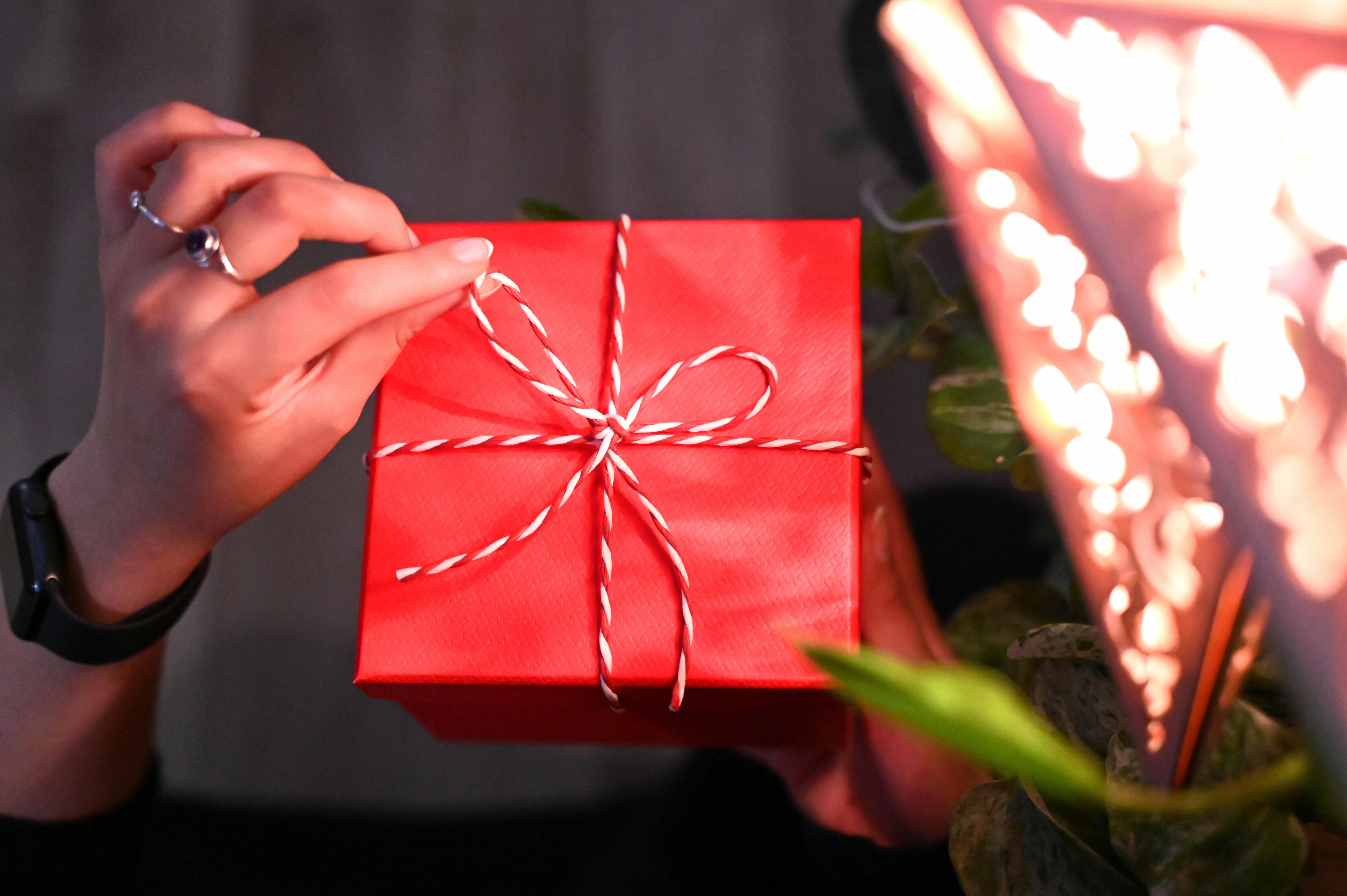 Weihnachtsgeschenk (Symbolbild)