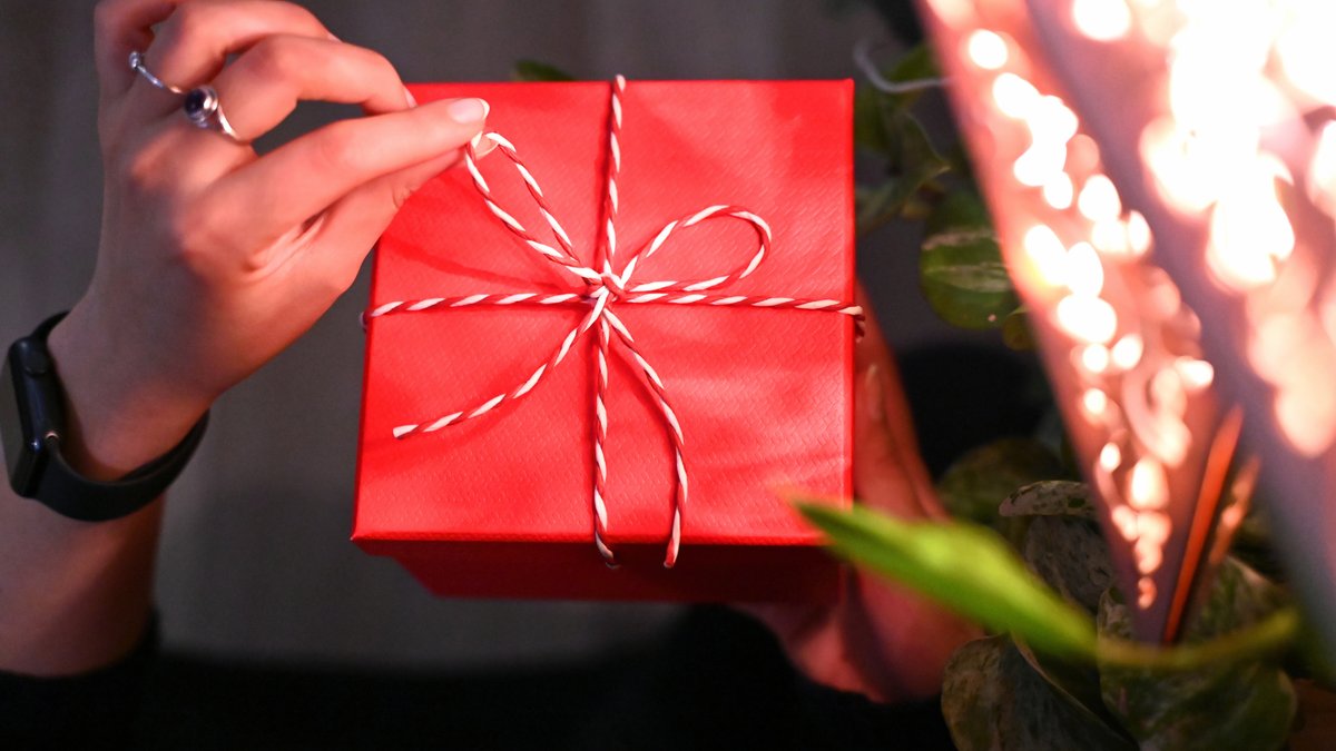 Weihnachtsgeschenk (Symbolbild) | Bild: pa/dpa/Elisa Schu Weihnachtsgeschenk (Symbolbild)