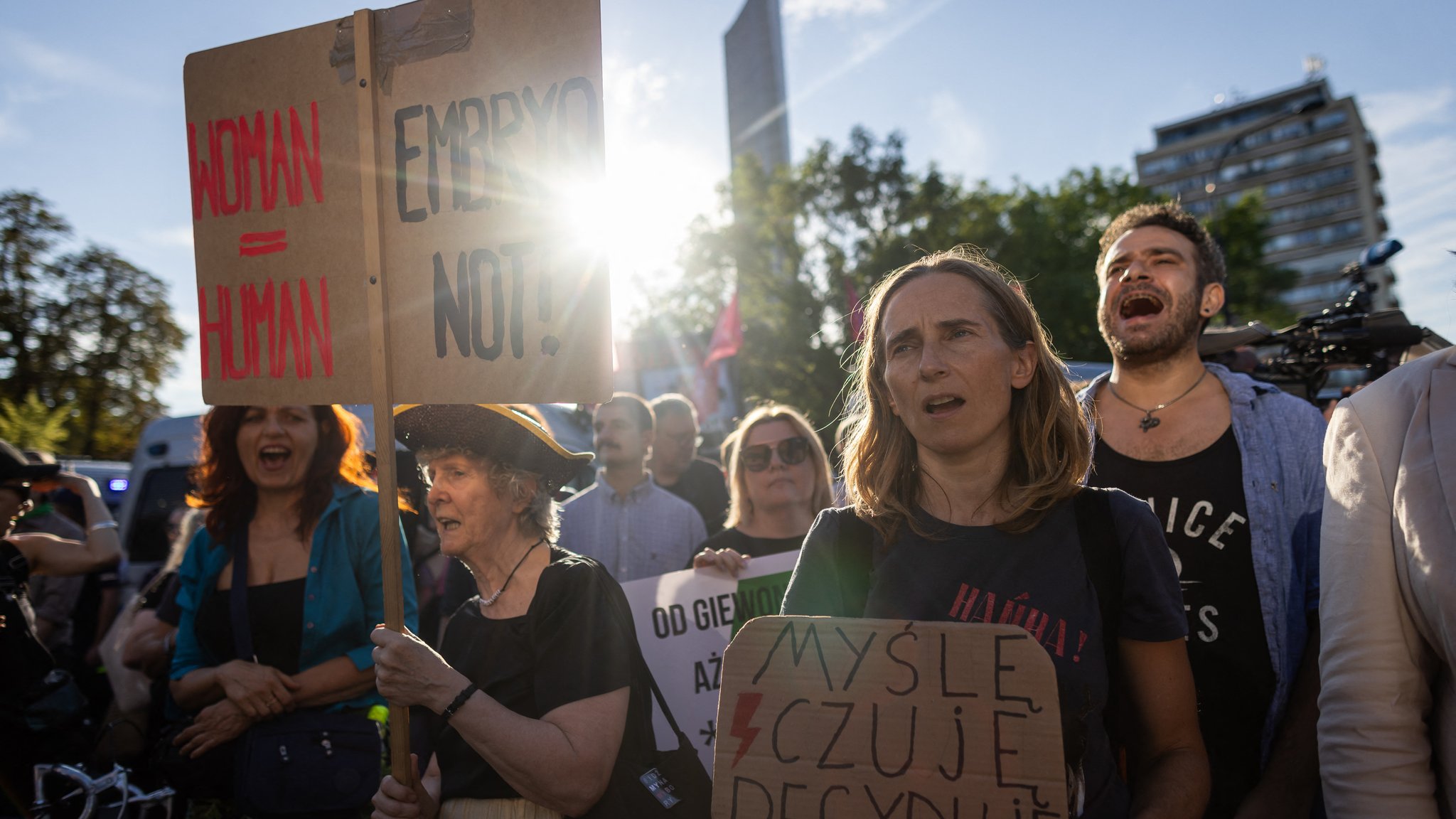 Eine Demonstrantin hält ein Transparent mit der Aufschrift "Frau ist gleich Mensch, Embryo nicht" während einer Demonstration von Frauen und Abtreibungsbefürwortern vor dem polnischen Parlament in Warschau am 23. Juli 2024 hoch. Frauen gingen in polnischen Städten auf die Straße, um gegen die Entscheidung des Parlaments zu protestieren, einen Gesetzentwurf zur Entkriminalisierung der Abtreibungshilfe in dem traditionell katholischen Land abzulehnen. 