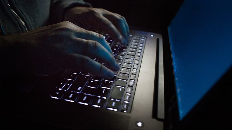 Finger tippen auf einer Tastatur. | Bild: BR/Lisa Hinder Finger tippen auf einer Tastatur.