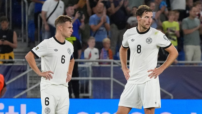 Joshua Kimmich und Leon Goretzka enttäuscht nach DFB-Pleite | Bild: picture-alliance/dpa Joshua Kimmich und Leon Goretzka enttäuscht nach DFB-Pleite