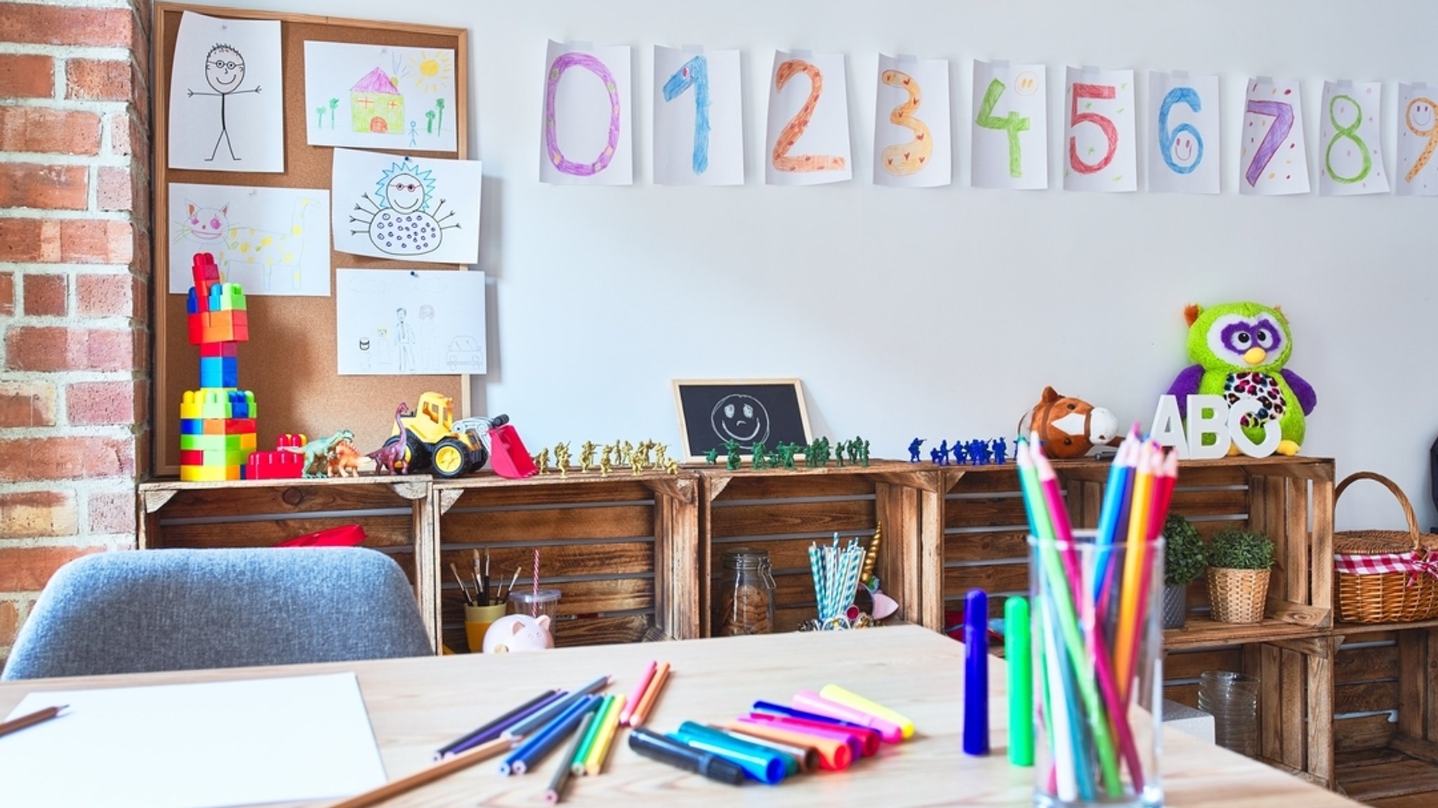 Eine Spielecke und ein Basteltisch im Kindergarten