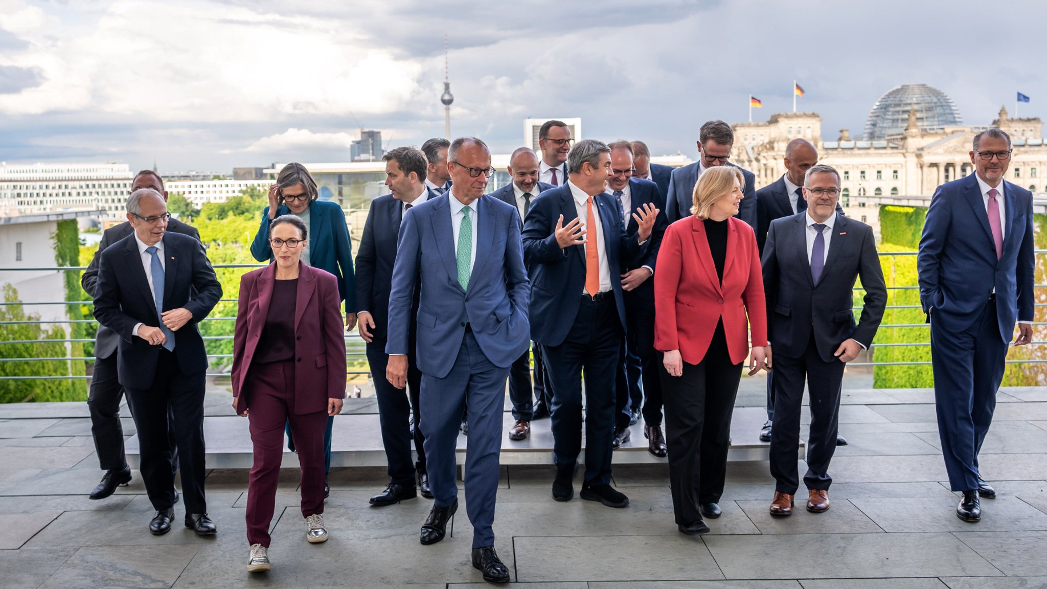 Über Stunden saßen die Koalitionsspitzen mit Arbeitgeberverbänden und Gewerkschaften im Kanzleramt zusammen und sprachen über Reformen. | Bild: BR Über Stunden saßen die Koalitionsspitzen mit Arbeitgeberverbänden und Gewerkschaften im Kanzleramt zusammen und sprachen über Reformen.
