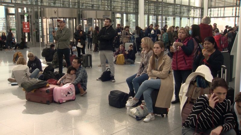 Wartende am Faschingssamstag im Münchner Flughafen