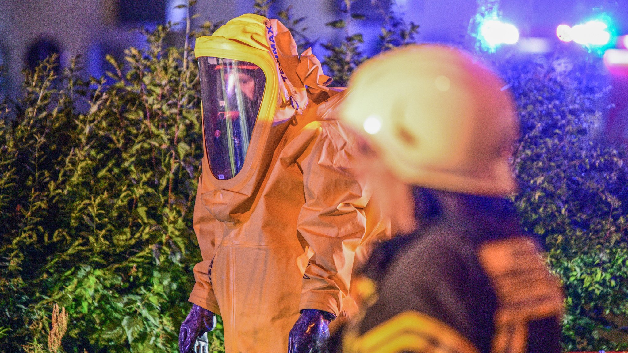 Symbolbild: Feuerwehrleute mit Schutzanzügen