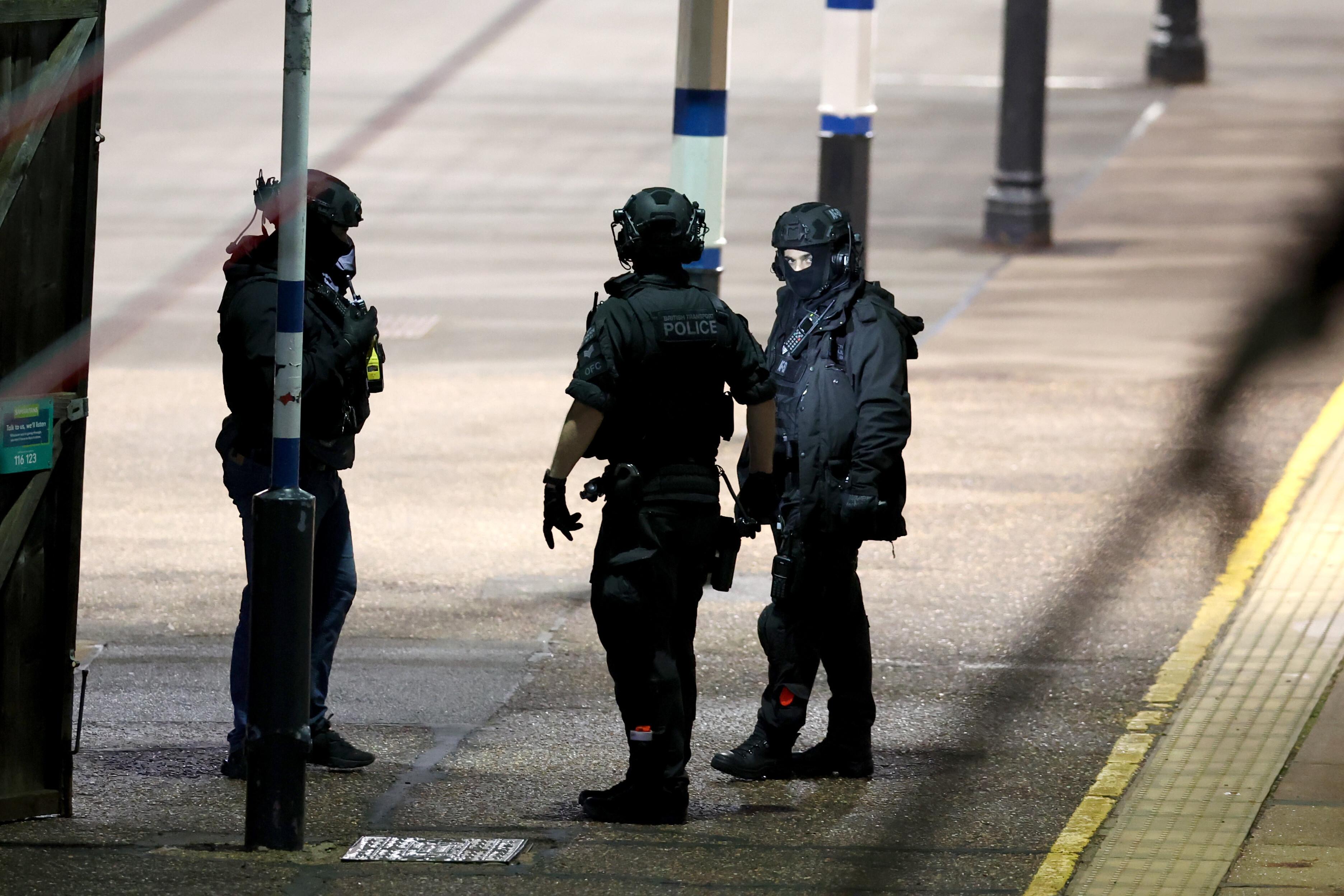 In einem Zug nahe der englischen Stadt Huntingdon sind mehrere Menschen niedergestochen worden.