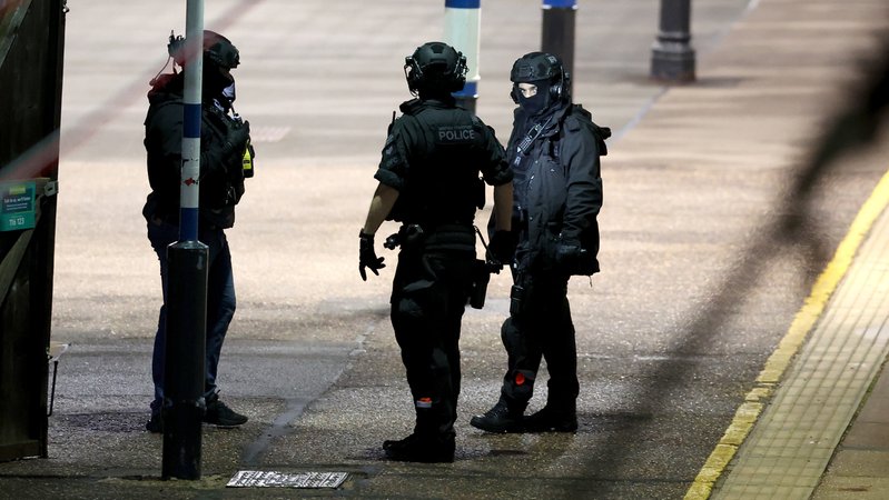 In einem Zug nahe der englischen Stadt Huntingdon sind mehrere Menschen niedergestochen worden. | Bild: picture alliance / empics | Chris Radburn In einem Zug nahe der englischen Stadt Huntingdon sind mehrere Menschen niedergestochen worden.