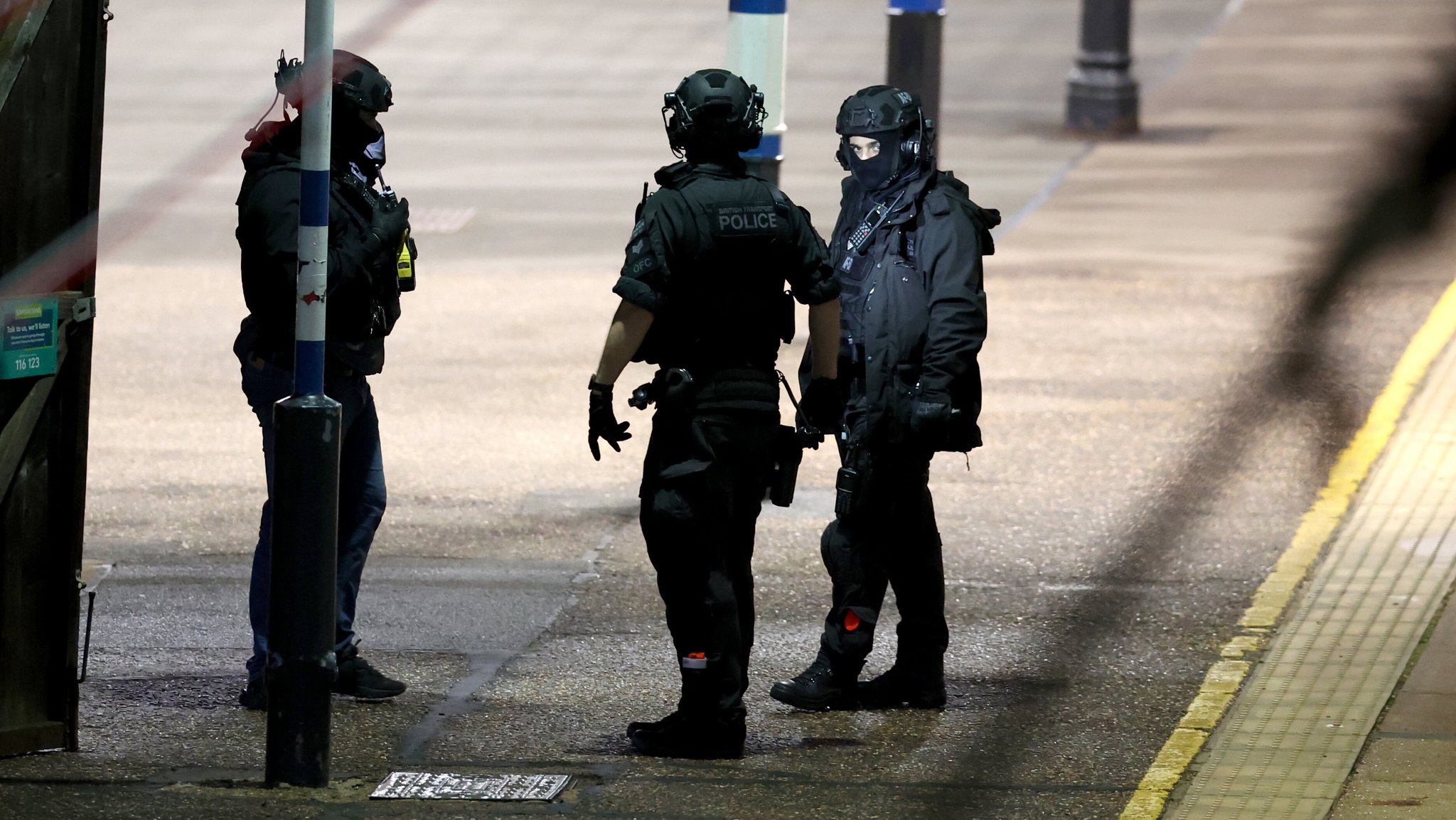 In einem Zug nahe der englischen Stadt Huntingdon sind mehrere Menschen niedergestochen worden.