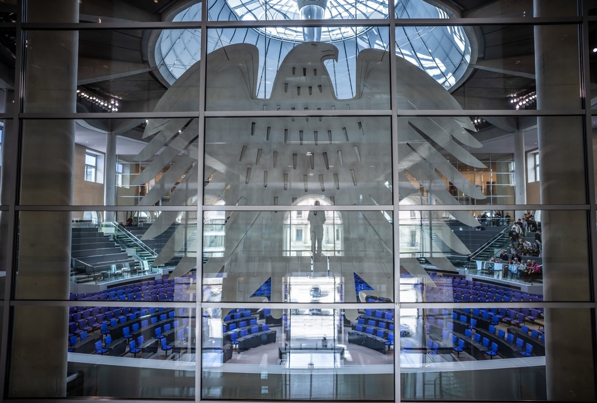 15.03.2023, Berlin: Blick durch Glasscheiben in den leeren Plenarsaal im Bundestag. Der Deutsche Bundestag will in einer Wahlrechtsreform über die Sitzverteilung nach der nächsten Bundestagswahl mit einem neuen Bundeswahlgesetz entscheiden. 