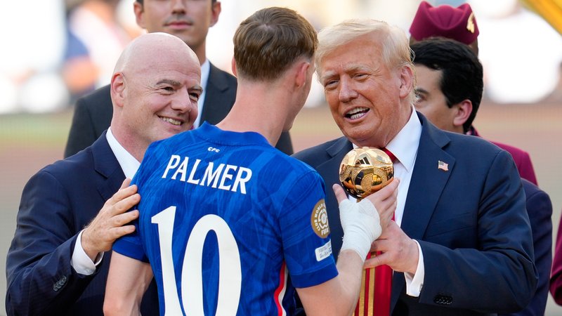 FIFA-Präsident Gianni Infantino (l.) und US-Präsident Donald Trump überreichen Cole Palmer von Klub-WM-Sieger FC Chelsea den Pokal | Bild: picture-alliance/dpa FIFA-Präsident Gianni Infantino (l.) und US-Präsident Donald Trump überreichen Cole Palmer von Klub-WM-Sieger FC Chelsea den Pokal