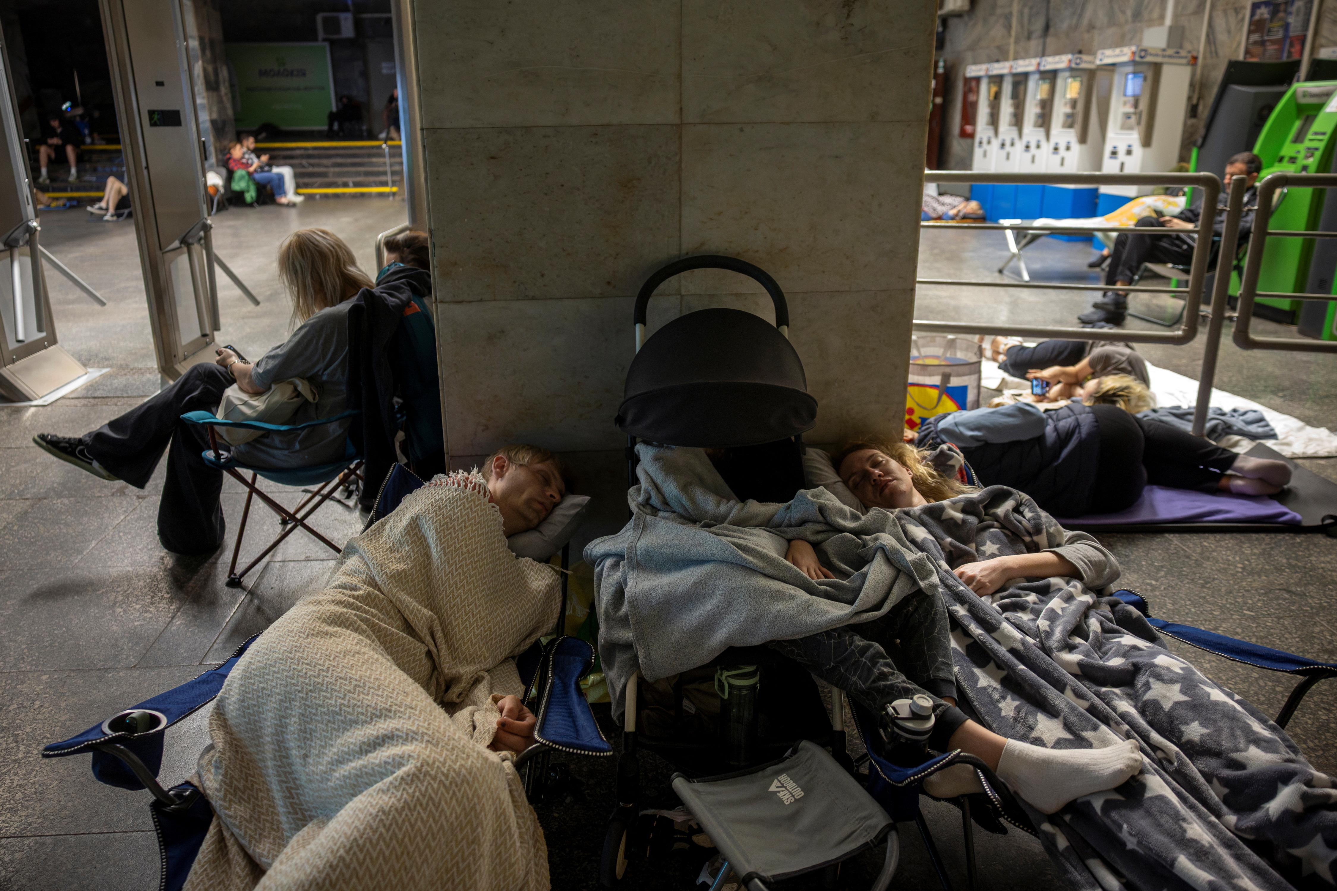 Menschen in Kiew suchen angesichts der vielen russischen Drohnen- und Raketenangriffe Schutz im Untergrund (21.07.2025)