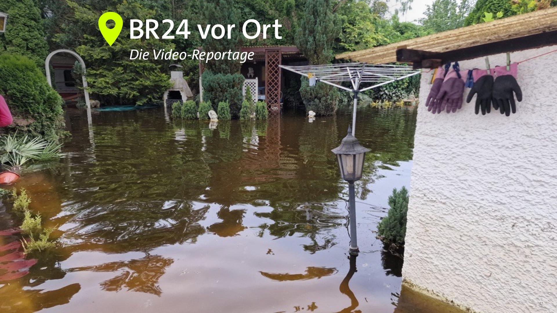 Vom Hochwasser gefluteter Garten.