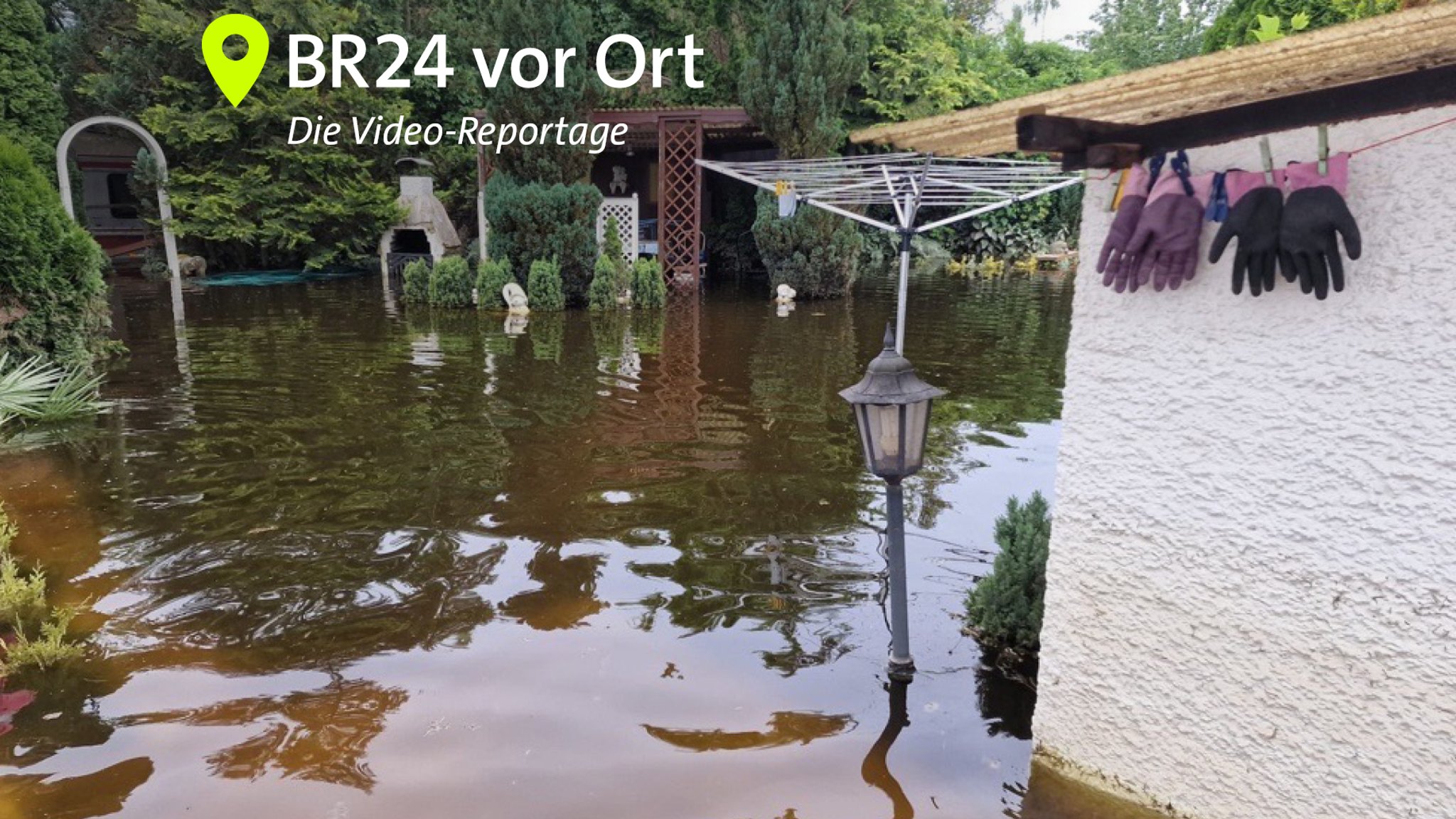 Vom Hochwasser gefluteter Garten.