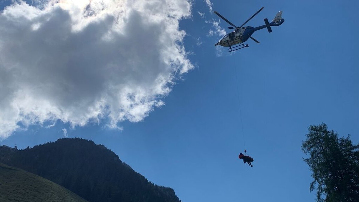 Ein Hubschrauber vor Bergpanorama