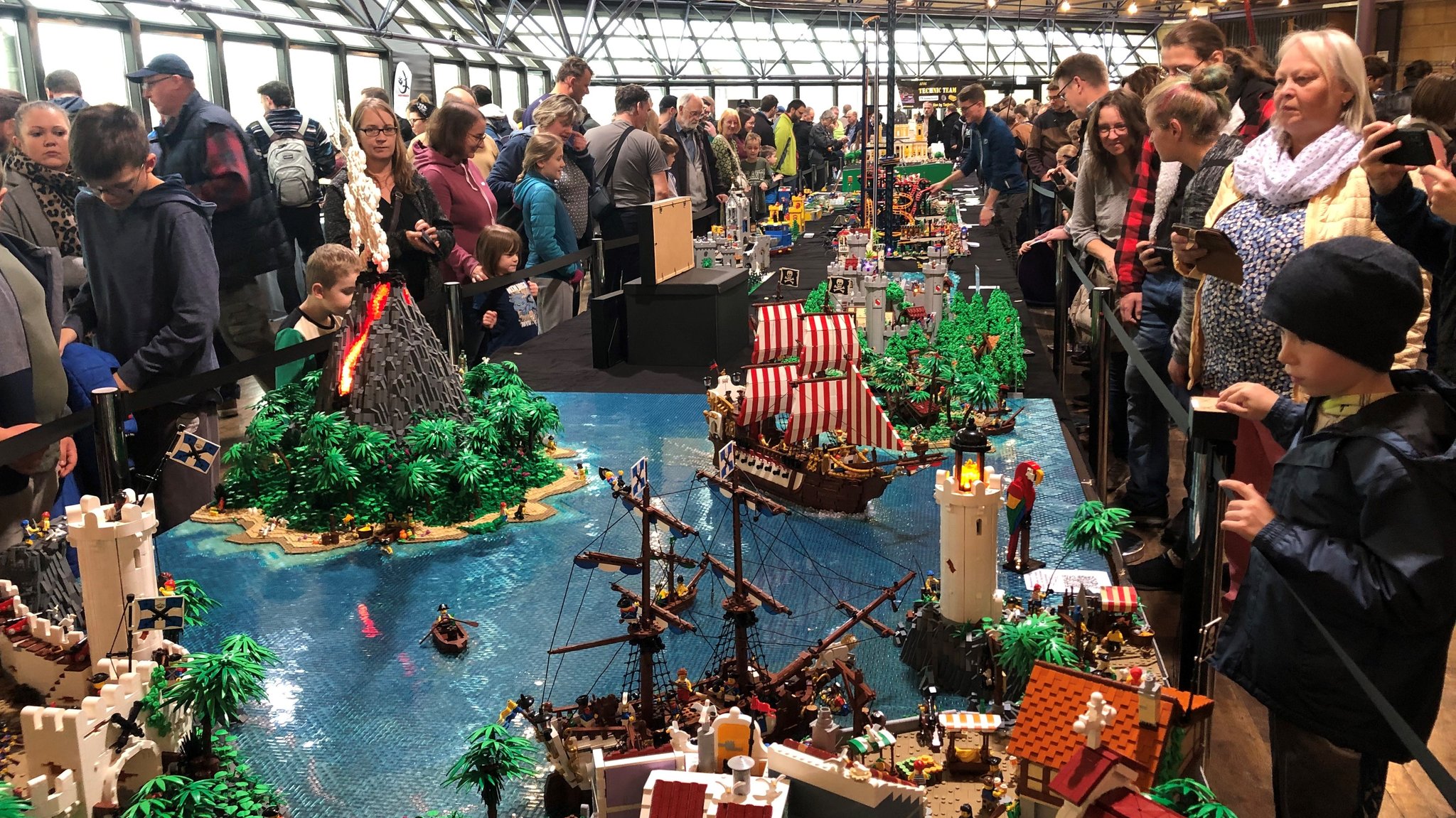 Besucher bewundern Lego-Modelle in der Fürther Stadthalle