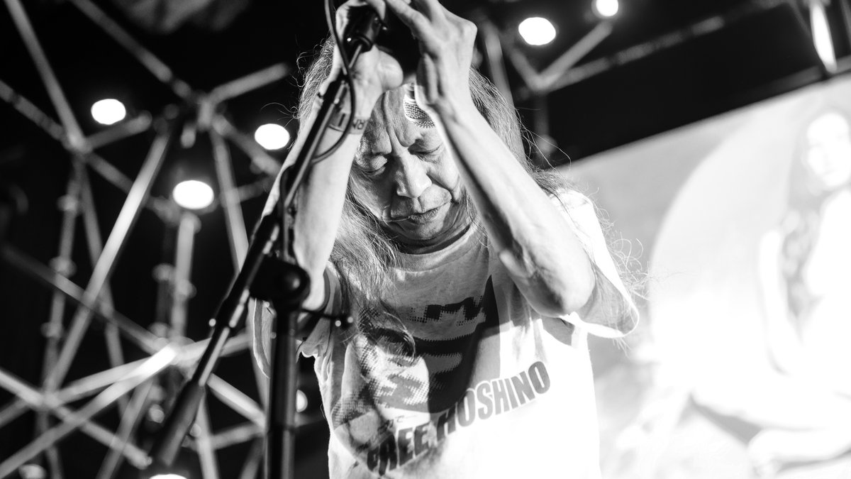 Damo Suzuki auf der Bühne mit der US-amerikanischen Psychedelic-Rockband Earthless im niederländischen Tilburg am 20.04.2018.
