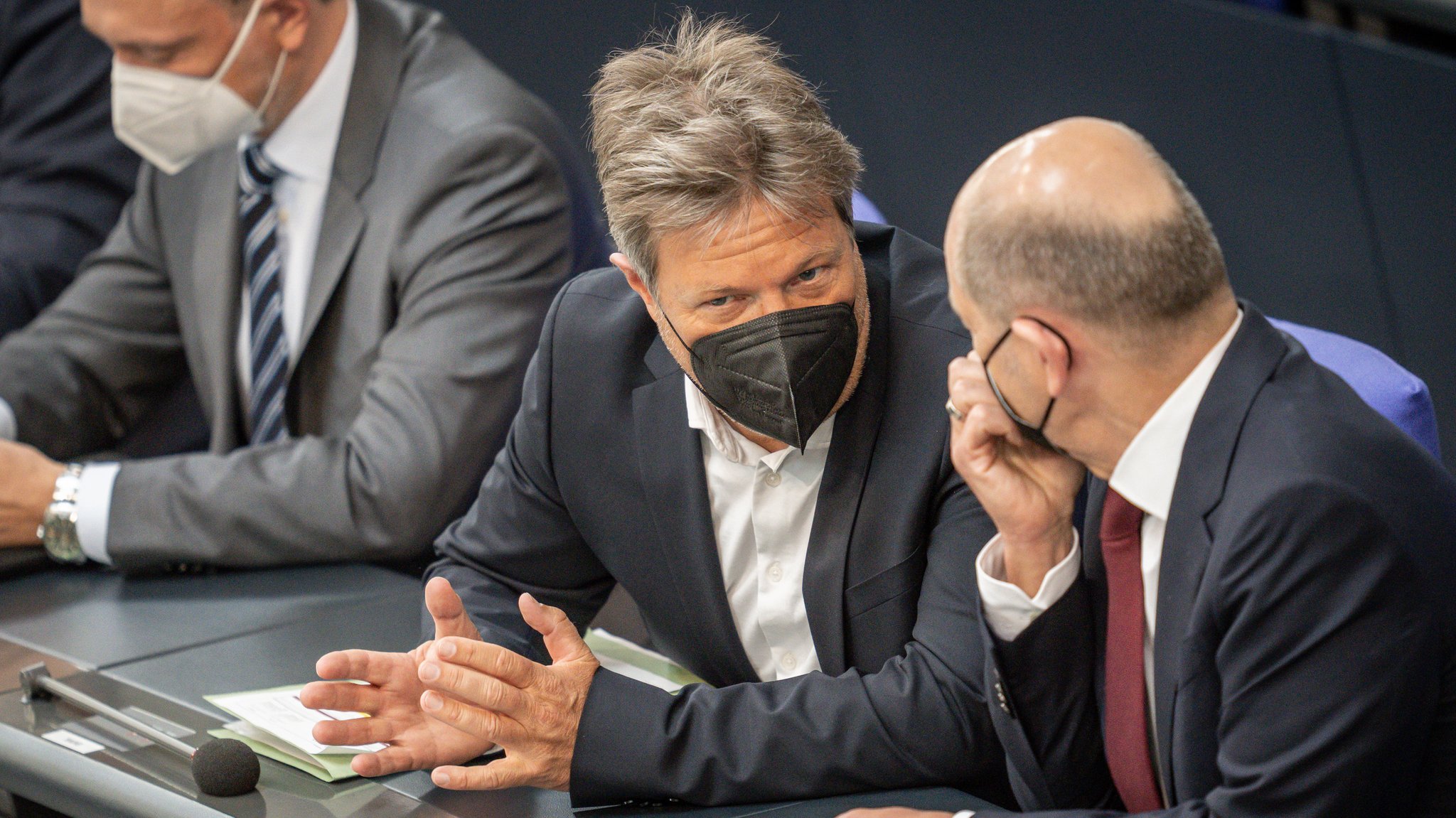 Robert Habeck (M, Bündnis 90/Die Grünen), Bundesminister für Wirtschaft und Klimaschutz, spricht mit Bundeskanzler Olaf Scholz (r, SPD), im Plenum im Bundestag.