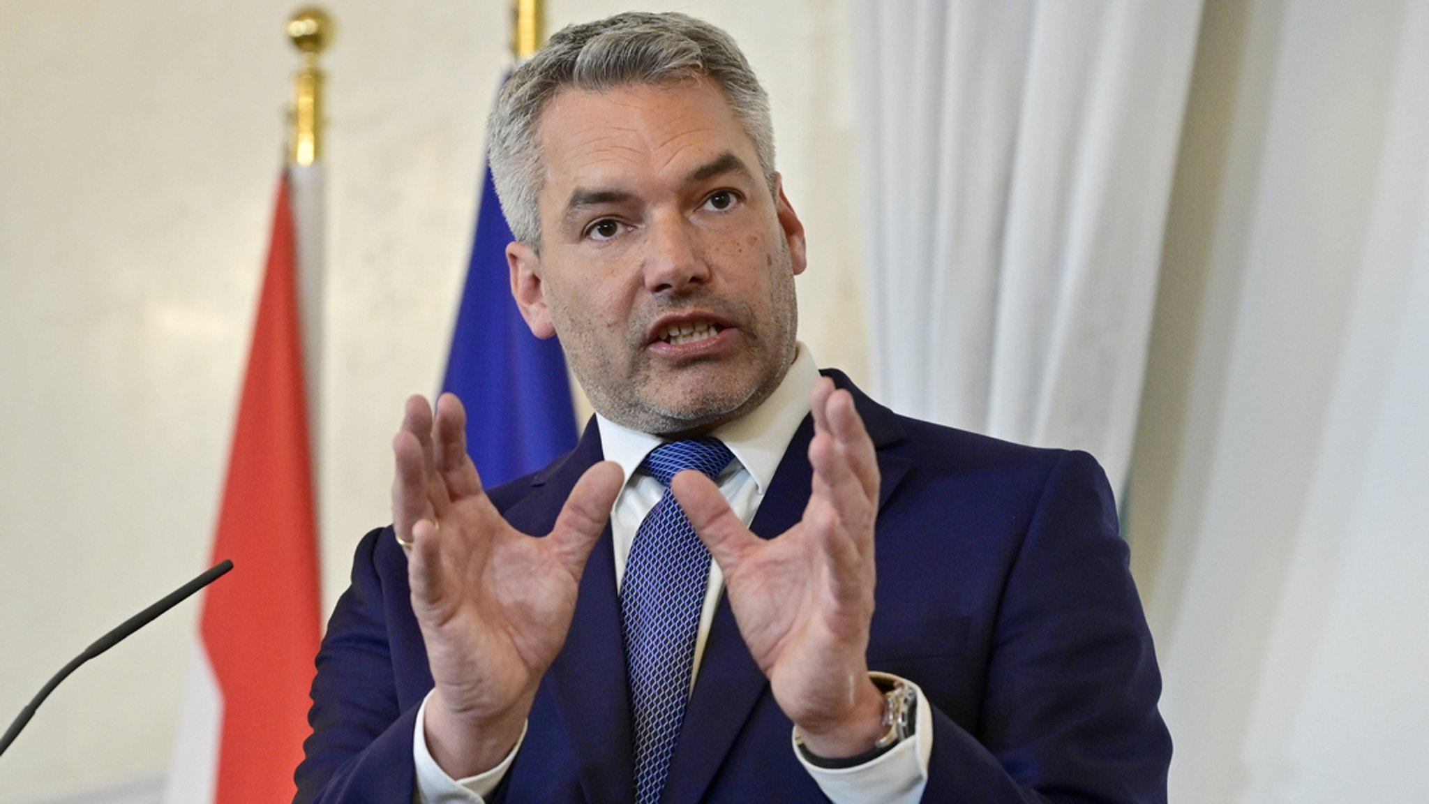 Karl Nehammer, Bundeskanzler von Österreich, spricht bei einer Pressekonferenz.