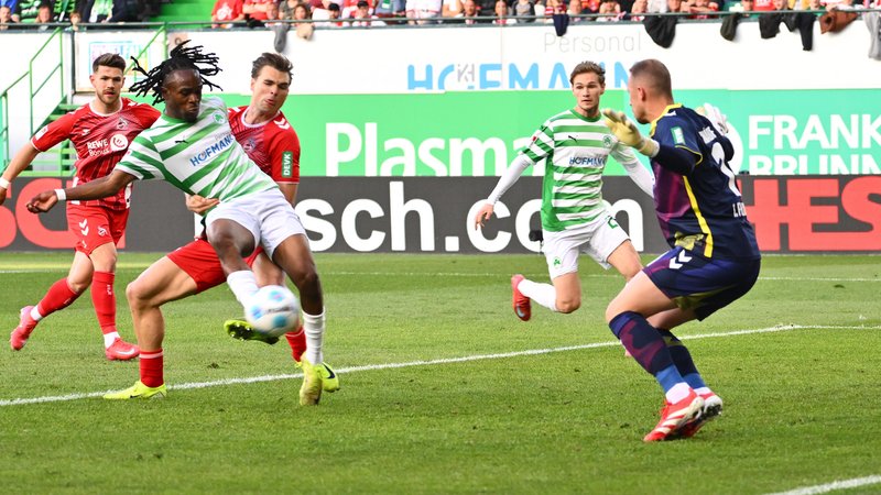 Spielszene SpVgg Greuther Fürth - 1. FC Köln | Bild: picture-alliance/dpa Spielszene SpVgg Greuther Fürth - 1. FC Köln