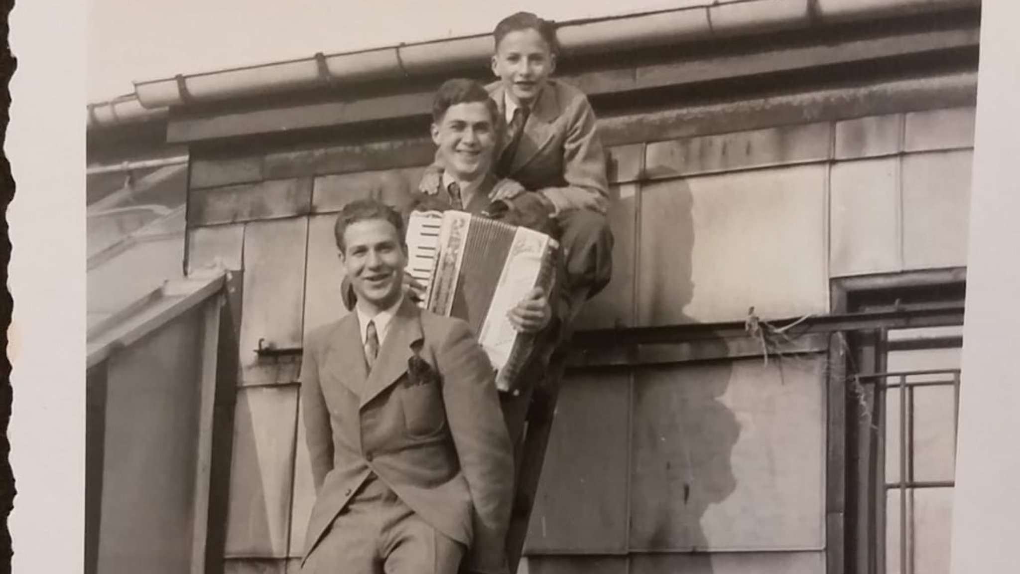 Walter Sturm spielte oft Akkordeon. Das Bild zeigt ihn zusammen mit seinem Cousin John Englander (unten ) und besten Freund Erwin Cramer (oben).