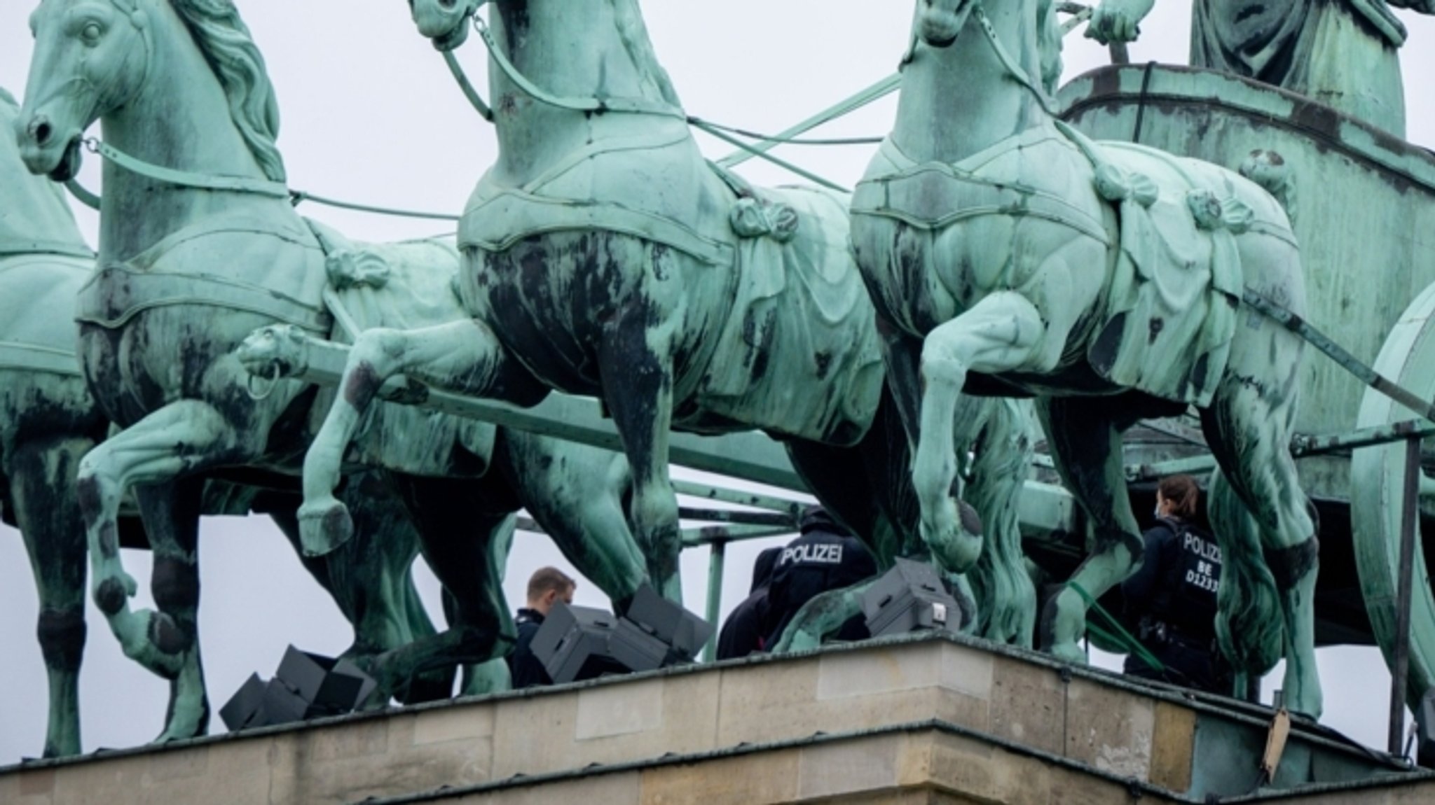 Polizeibeamte an der Quadriga auf dem Brandenburger Tor. Hier sind am Morgen Klima-Aktivisten hochgeklettert. 